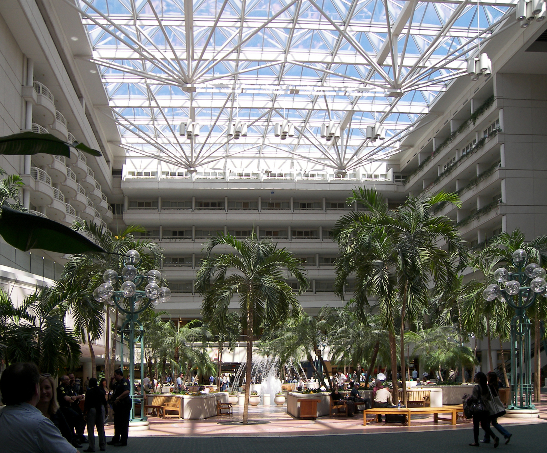 Orlando_international_airport_atrium