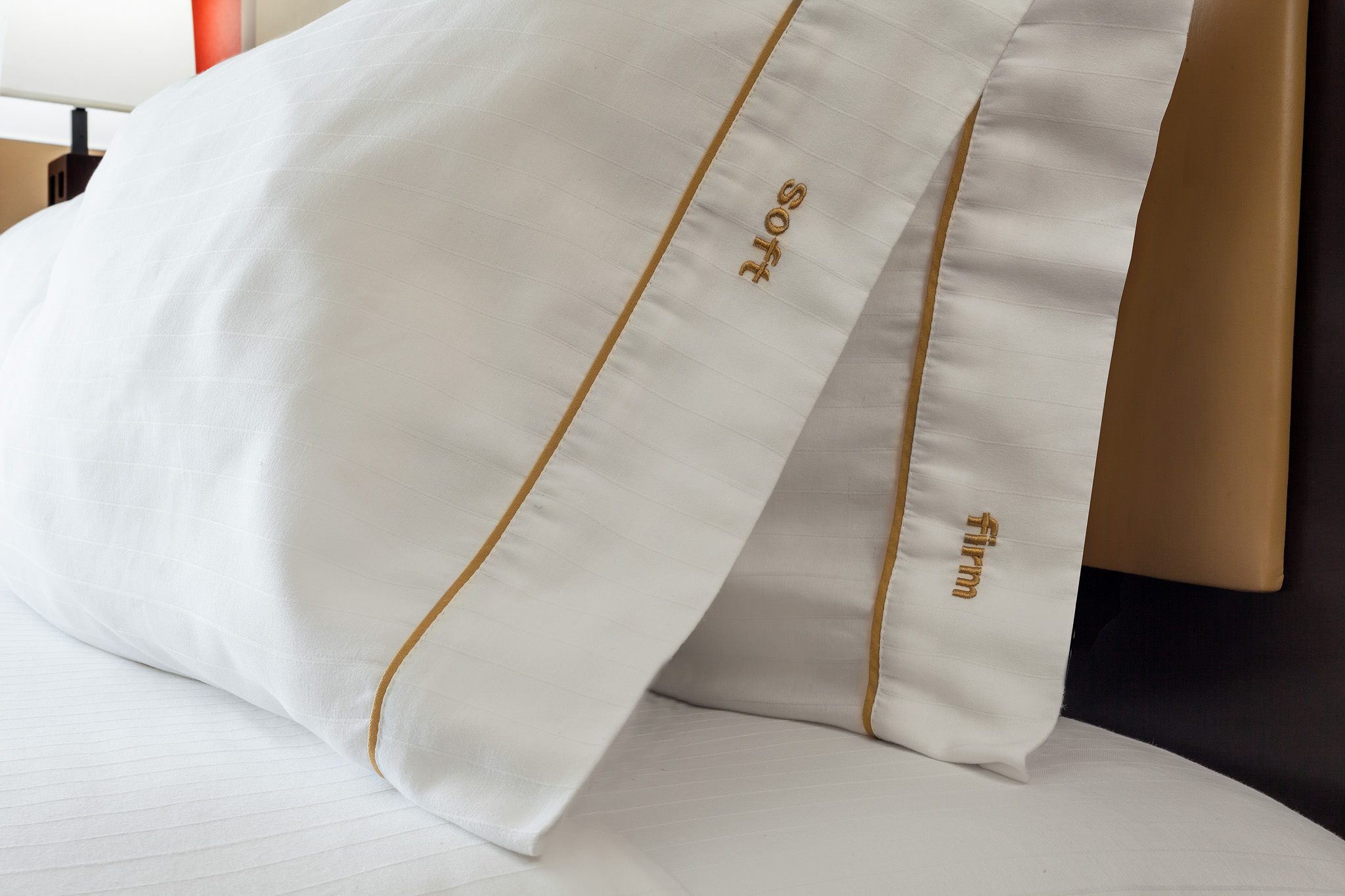 Holiday_Inn_Express_Anchorage-HIE_PillowDetail_SoftFirm_(2)