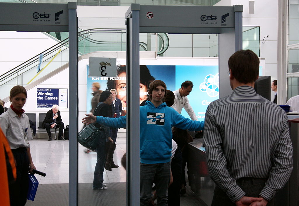 1024px-Franz-Josef-Strauss-Flughafen-Munich-Terminal-2-Sicherheitskontorolle