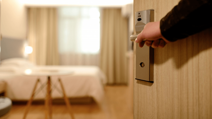 12 Things You Should Do When Checking Into/Out Of A Hotel Room